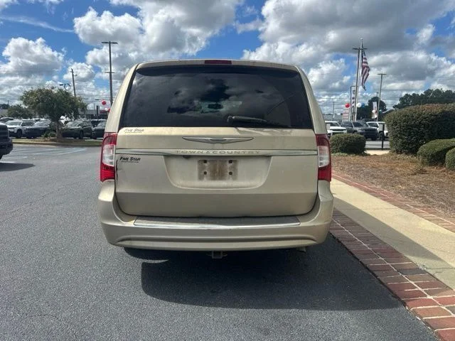 Used 2013 Beige Chrysler Touring image 8