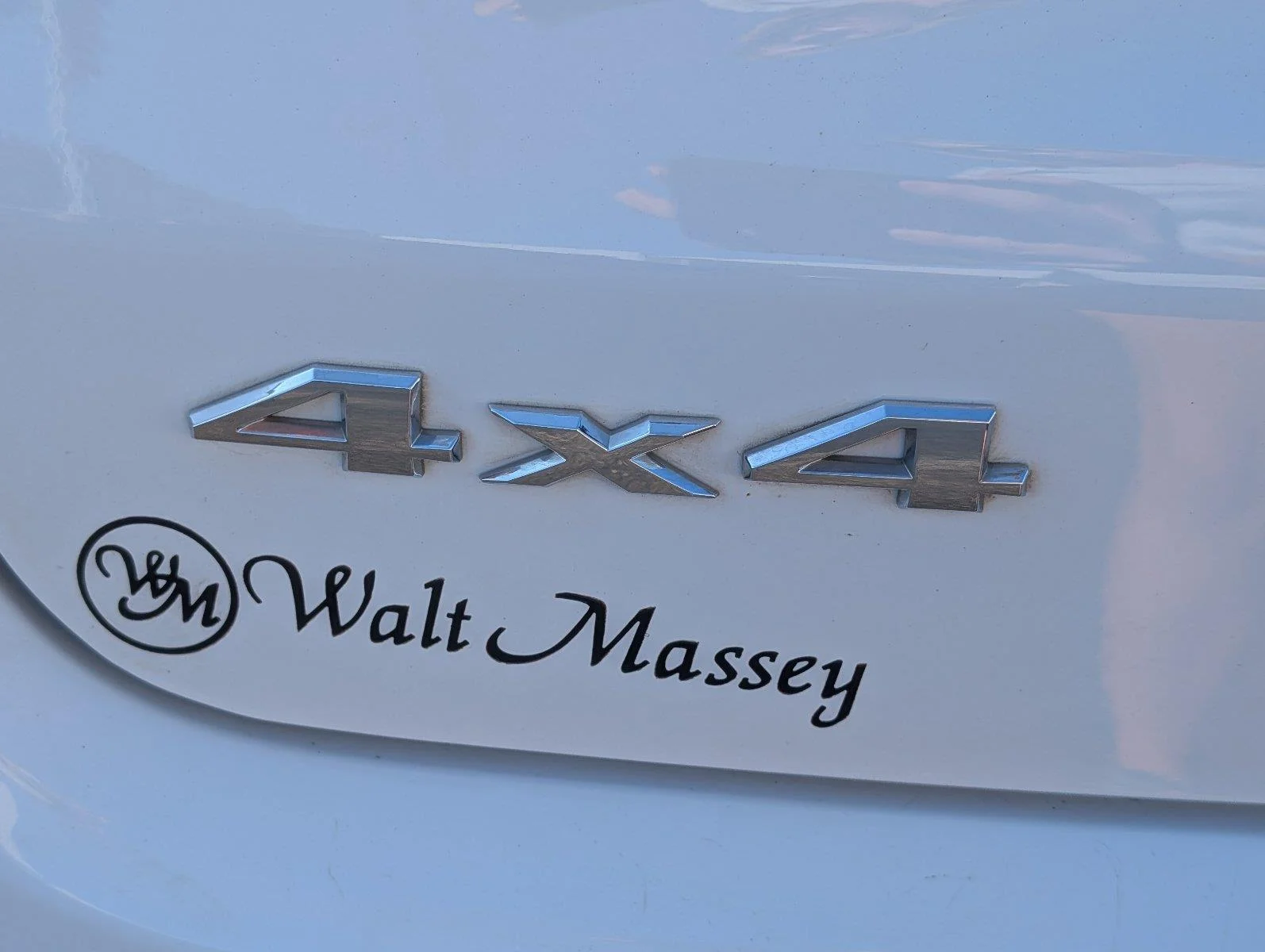 Used 2025 Bright White Clearcoat Jeep Latitude image 6