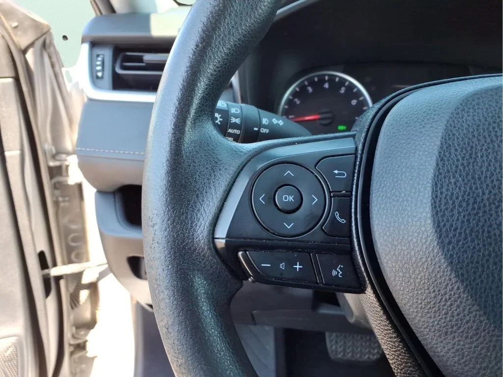 Used 2019 Silver Toyota XLE image 19
