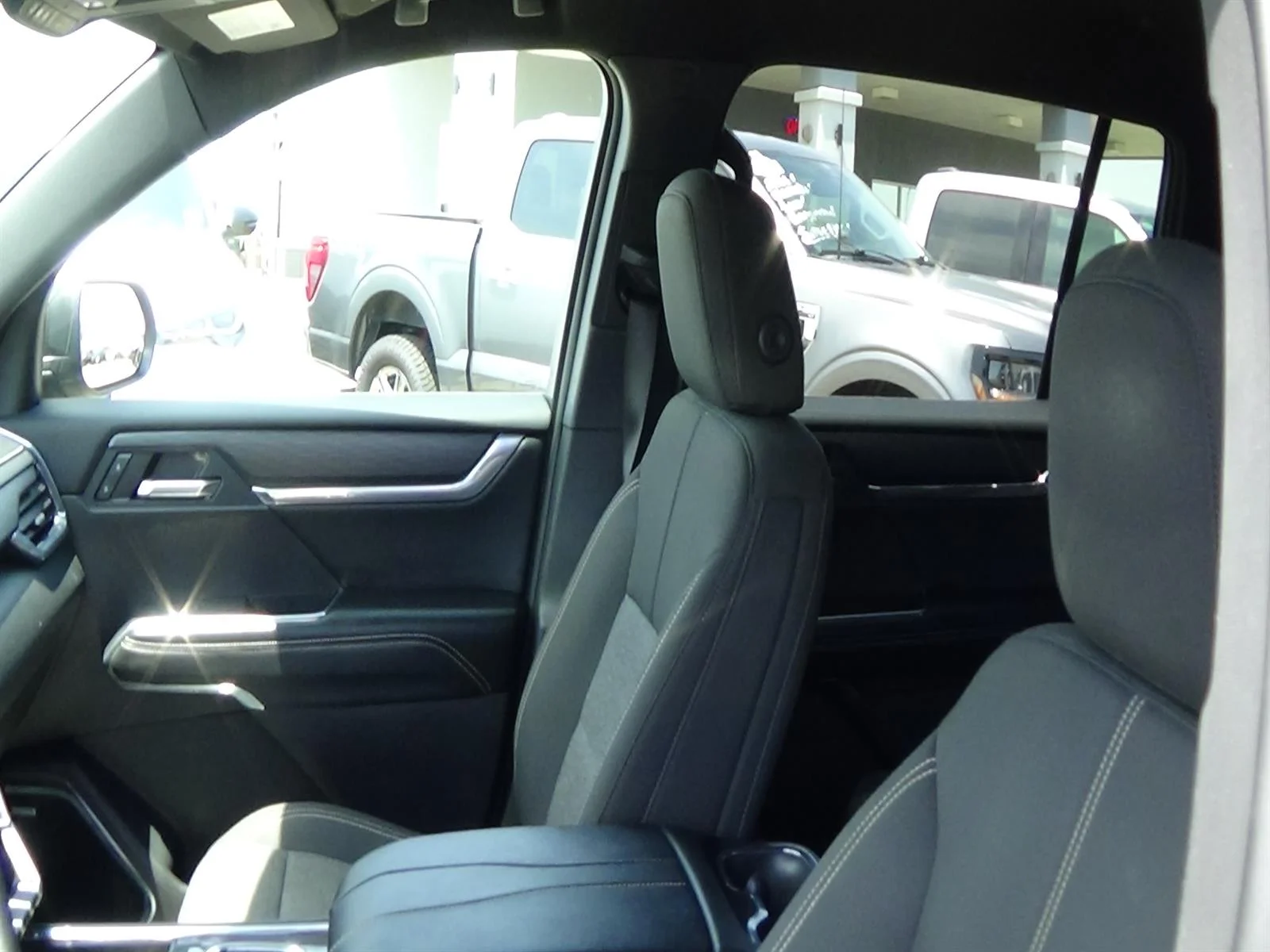 Used 2025 Ebony Twilight Metallic (gb8) GMC Elevation image 18