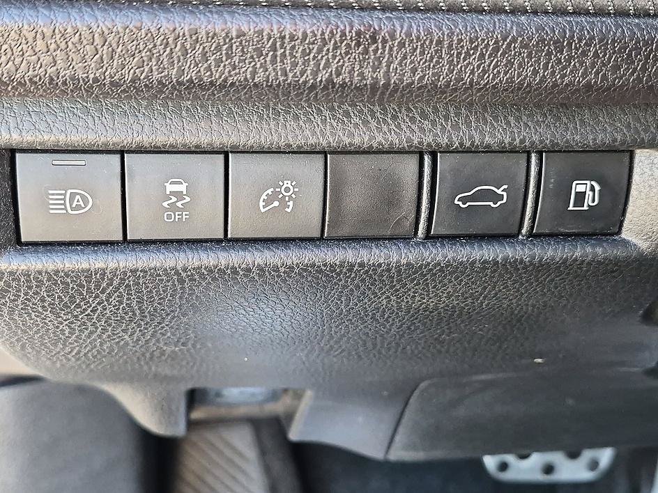 Used 2025 White Toyota LE image 20