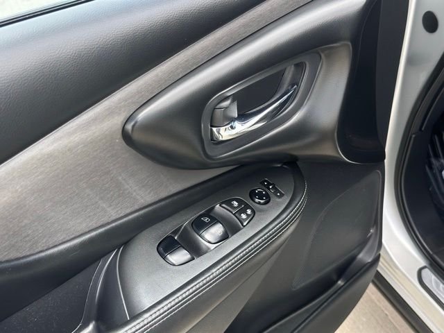 Used 2019 Silver Nissan S image 10