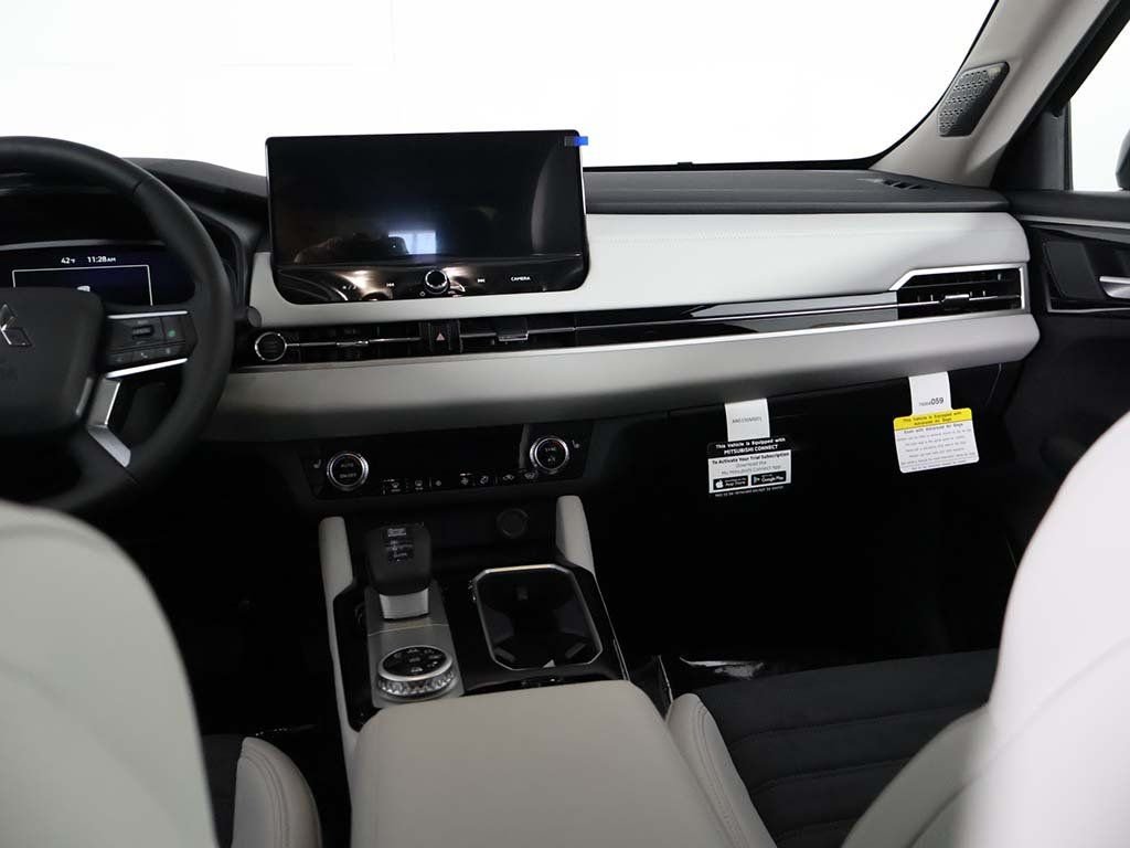 2025 Mitsubishi Outlander SE - Photo 37