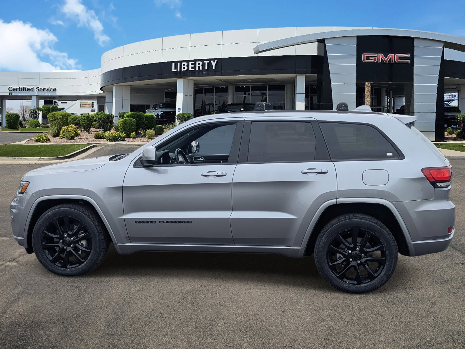 Used 2021 Billet Silver Metallic Clearcoat Jeep Laredo X image 37