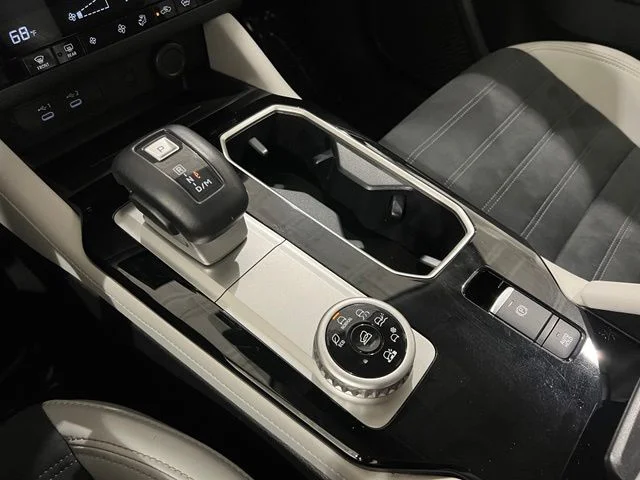 Used 2025 White Mitsubishi SE image 18