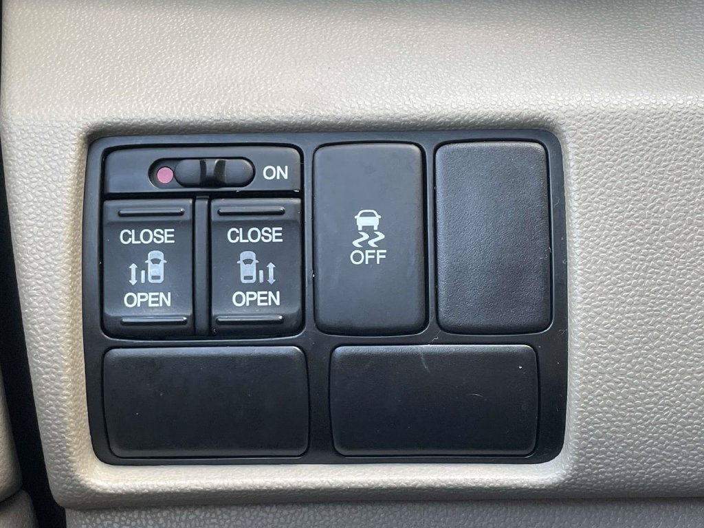Used 2016 White Honda SE image 22