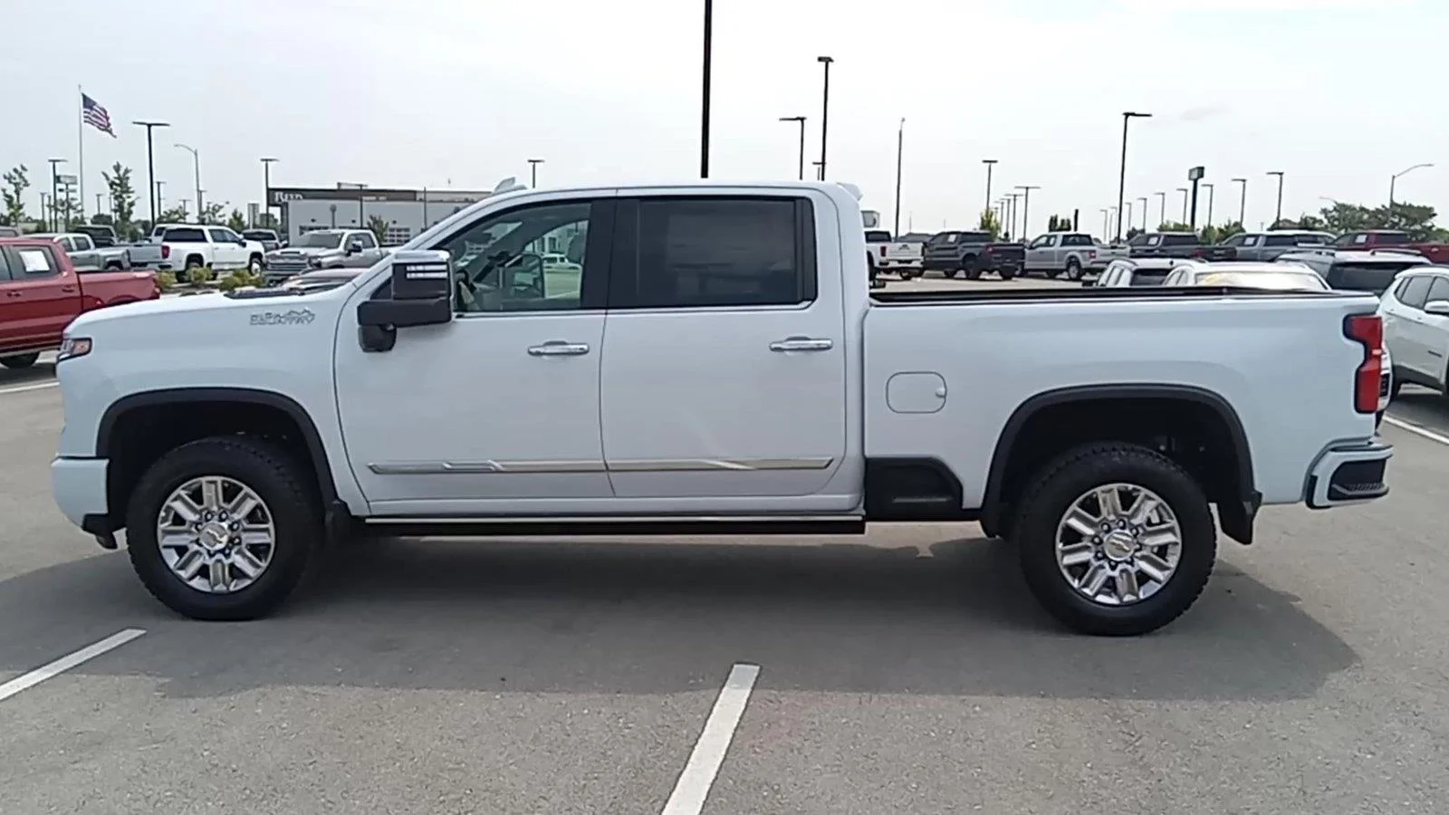 New 2026 Polar White Tricoat Chevrolet High Country image 5