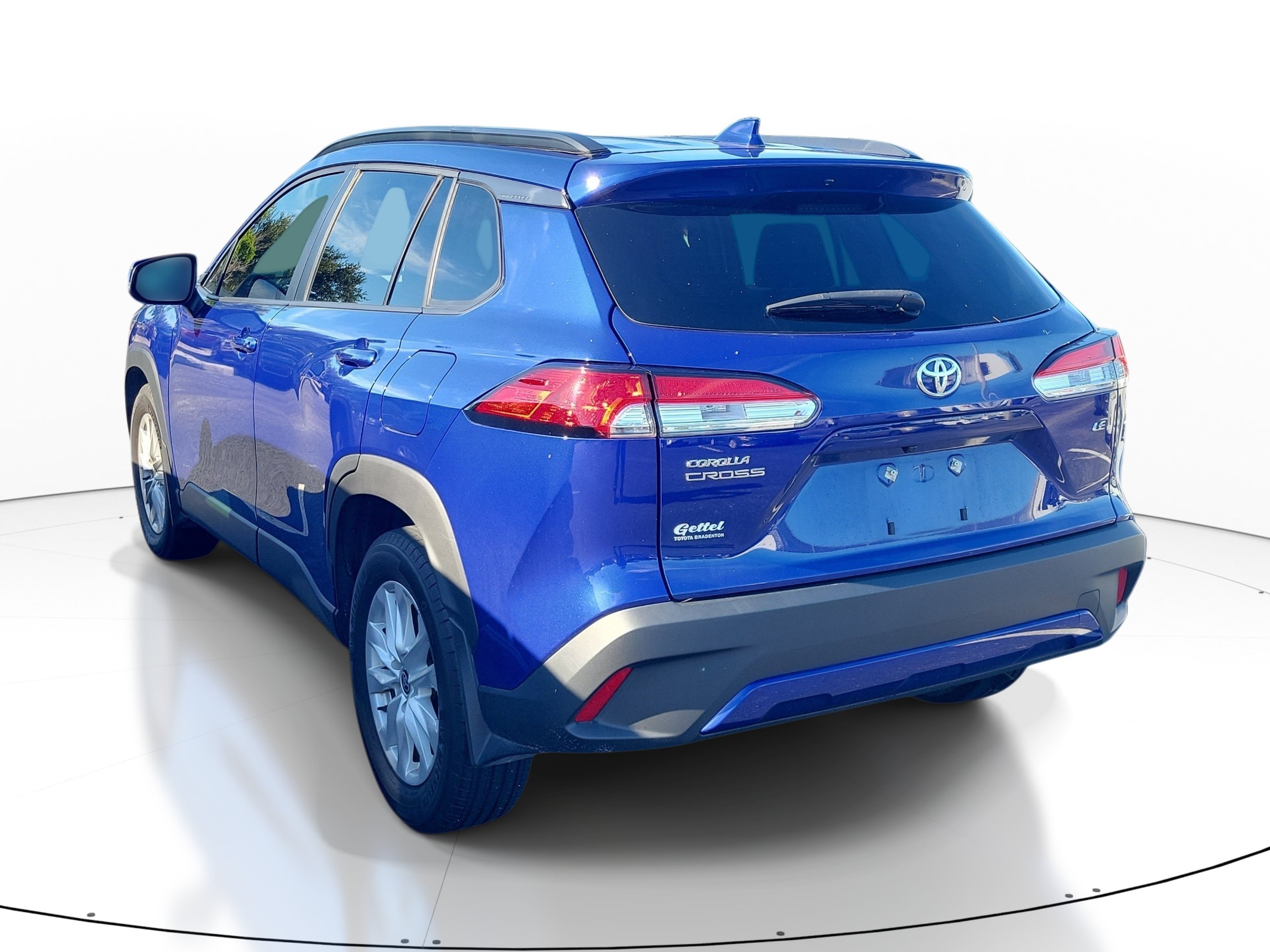 Used 2024  Toyota LE image 5