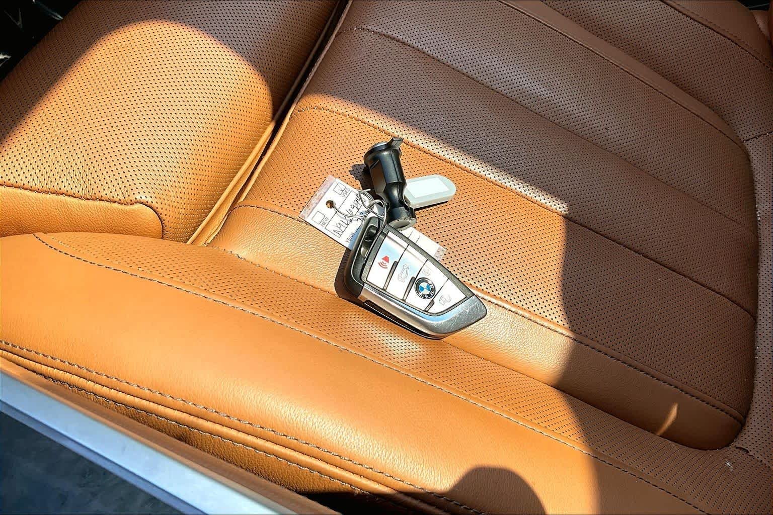Used 2022 Alpine White BMW sDrive40i image 15