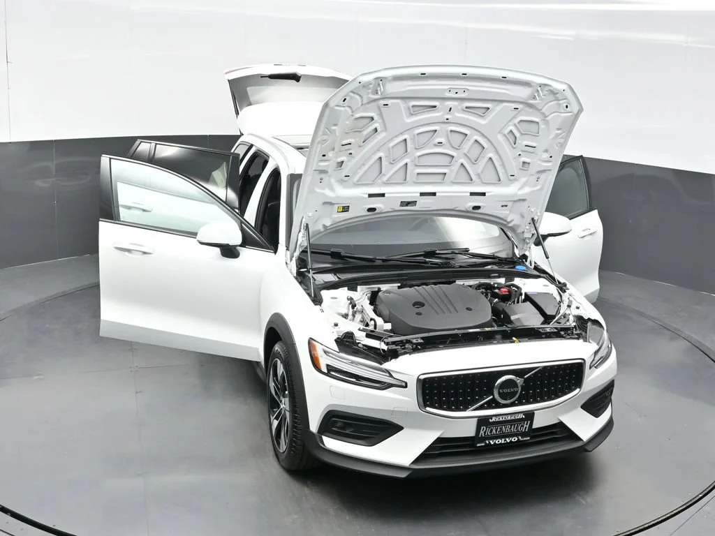 Certified Used 2026 Crystal White Volvo Plus image 36