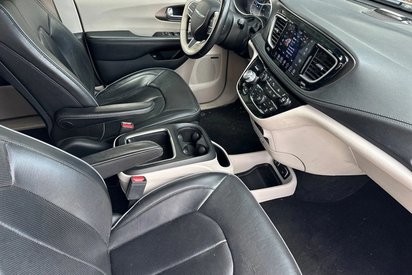 Used 2018 White Chrysler Limited image 17
