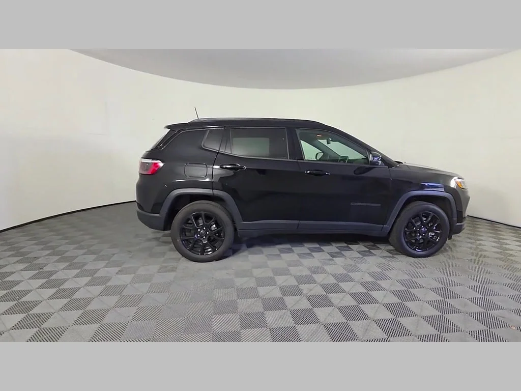 New 2026 Diamond Black Crystal Pearl-Coat Exterior Paint Jeep Latitude Altitude image 24