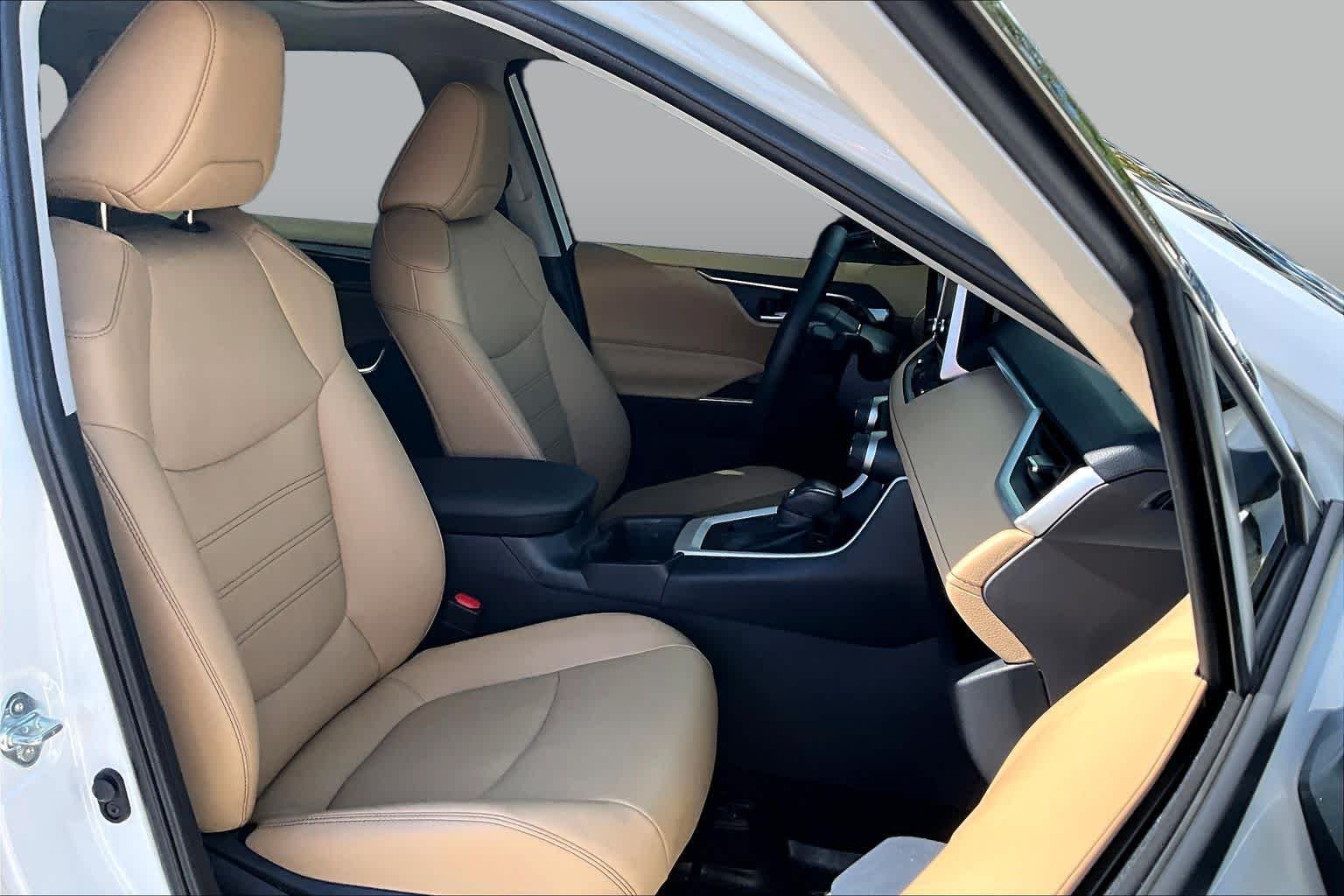 Used 2025 Wind Chill Pearl Toyota XLE Premium image 9