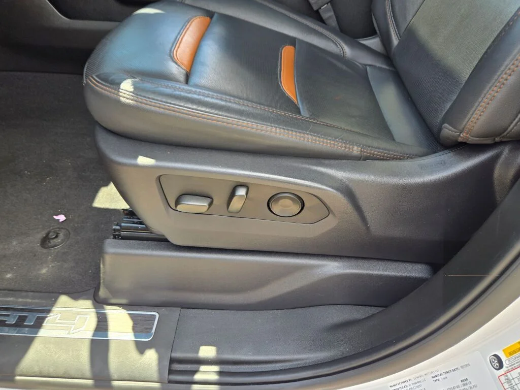 Used 2024 White GMC AT4 image 21