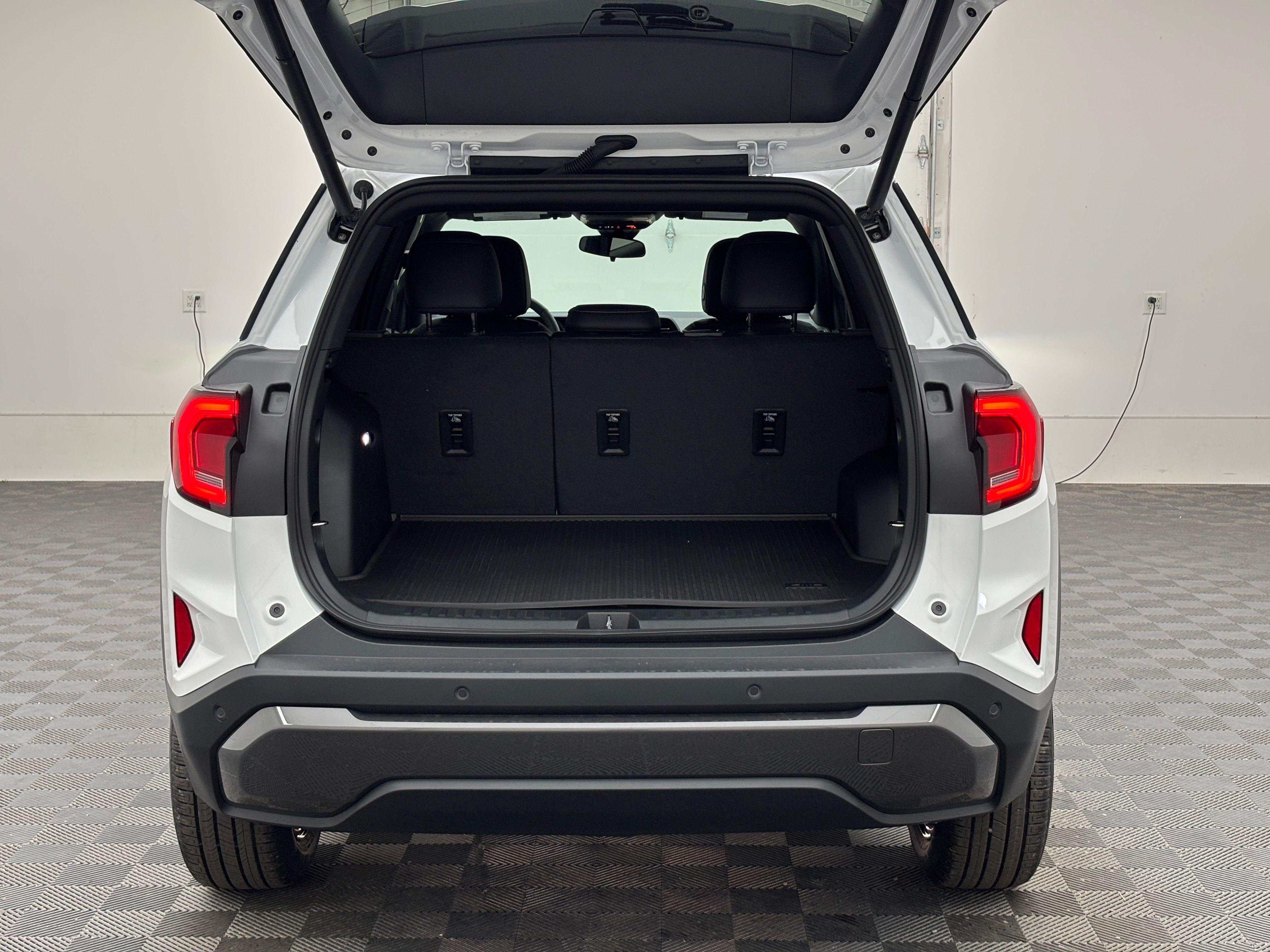 New 2027 Summit White GMC Elevation image 9