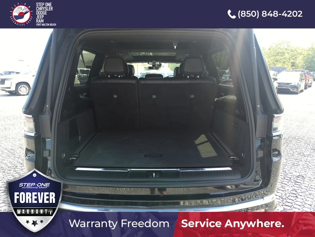 Used 2024 Black Jeep Base image 31