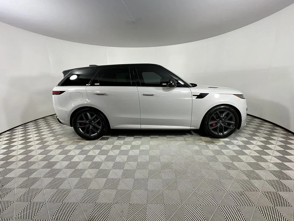Used 2024 Gray Land Rover Dynamic SE image 5