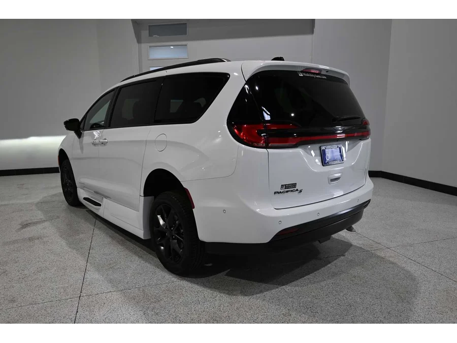 2024 Chrysler Pacifica Touring L - Photo 8
