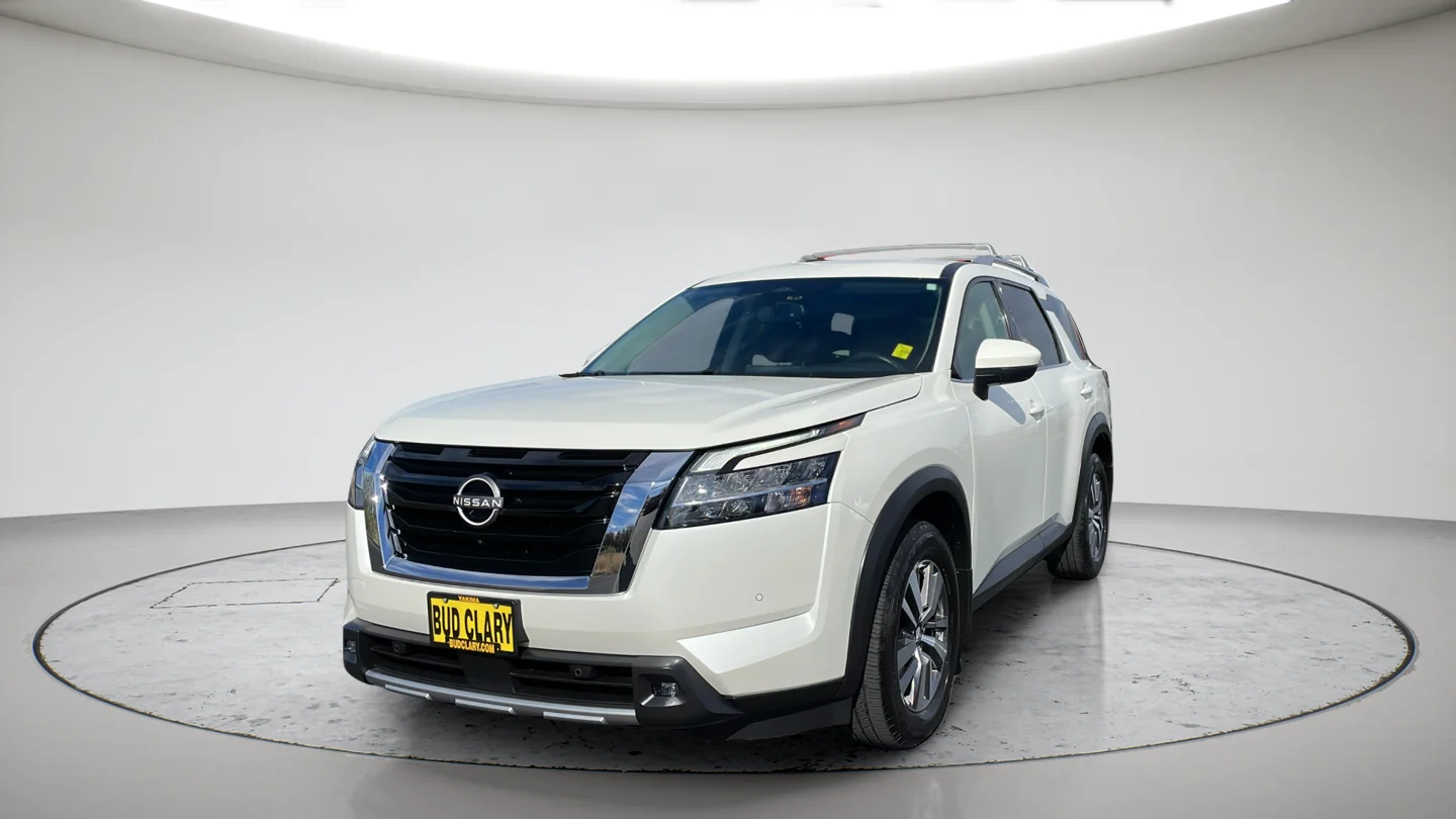 Used 2022 White Nissan SL image 1