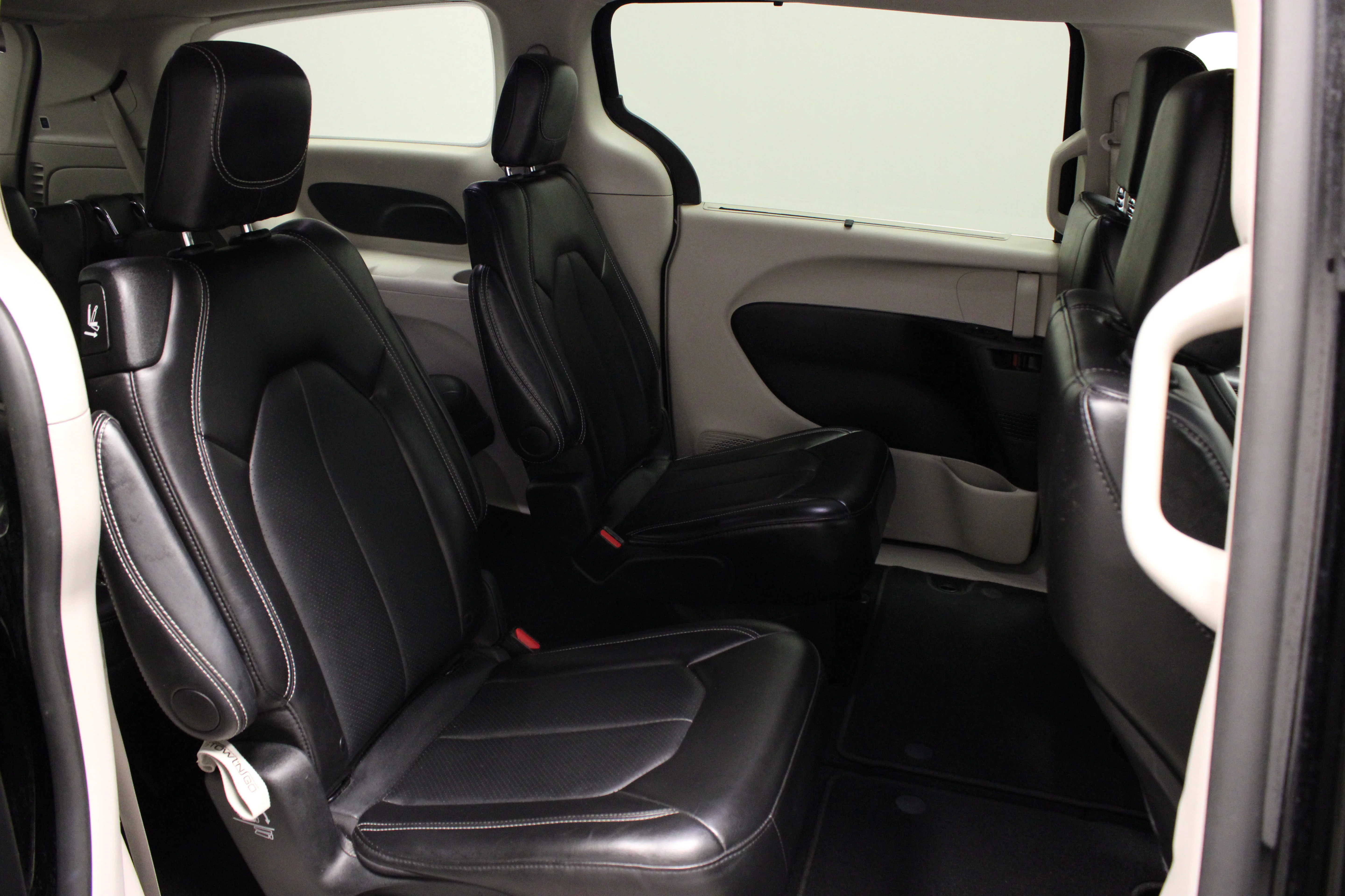 Used 2024 Diamond Black Crystal Pearlcoat Chrysler Touring L image 15