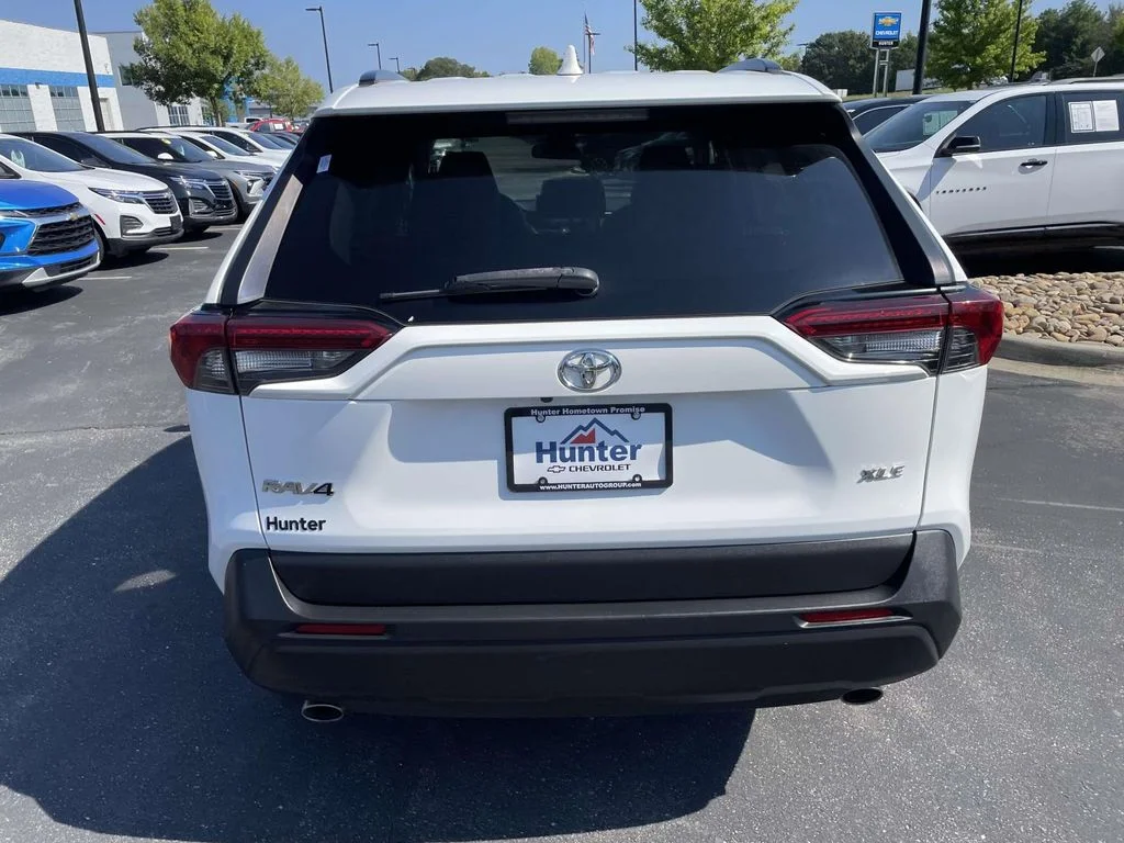 Used 2019  Toyota XLE image 5