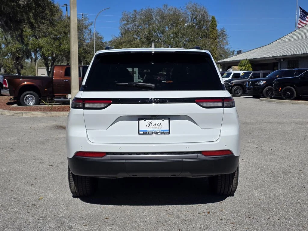 New 2026 Bright White Clear-Coat Exterior Paint Jeep Limited image 5