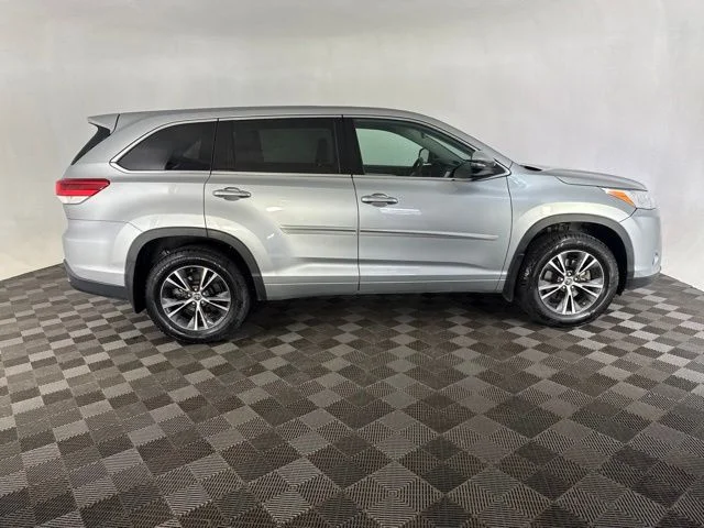 Used 2018 Silver Toyota LE image 5