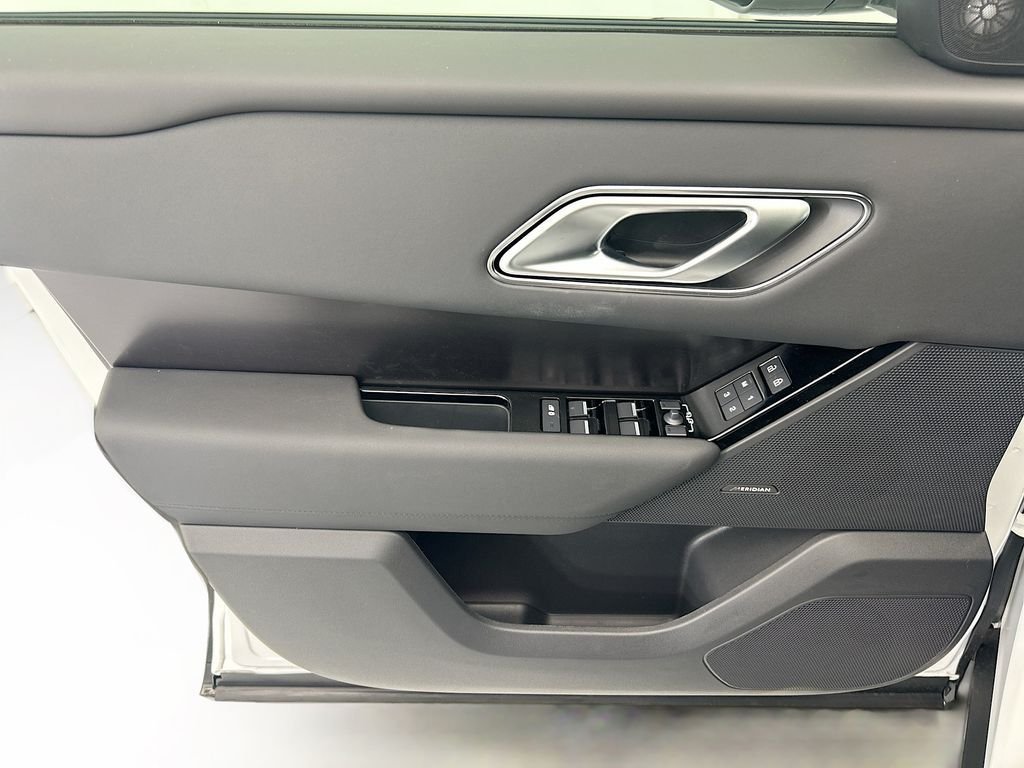 New 2026 Fuji White LAND ROVER Dynamic SE image 23