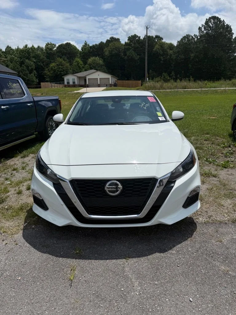 Used 2022 White Nissan 2.5 S image 3