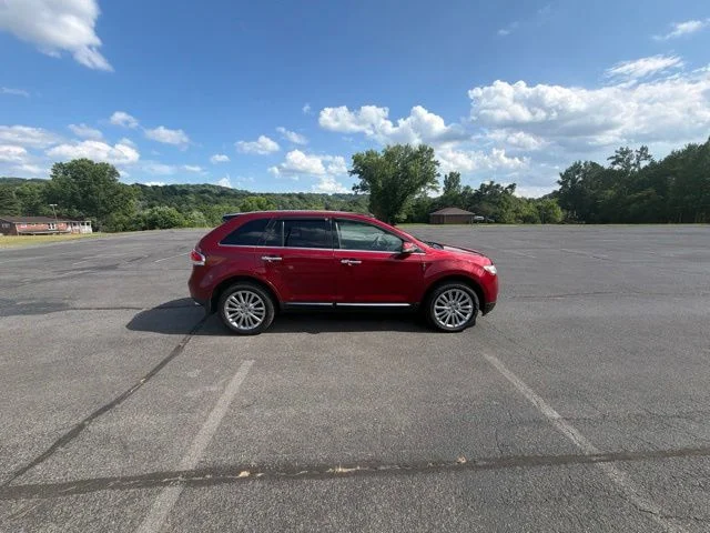 Used 2013 Red Lincoln Base image 3