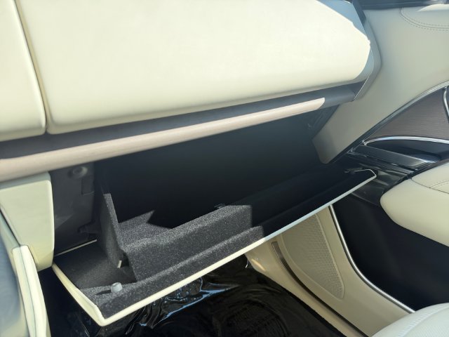 Used 2023 White Land Rover SE image 28