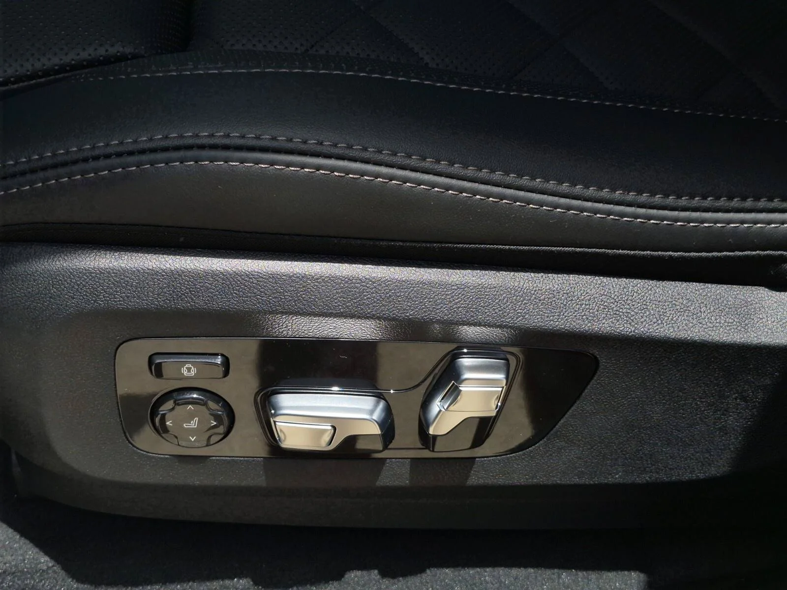 Used 2026 Brooklyn Grey Metallic BMW sDrive40i image 13