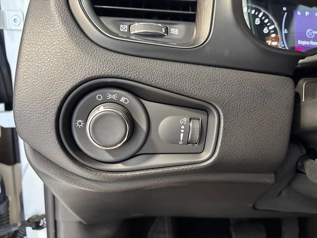 Used 2023 Alpine White Jeep Latitude image 13