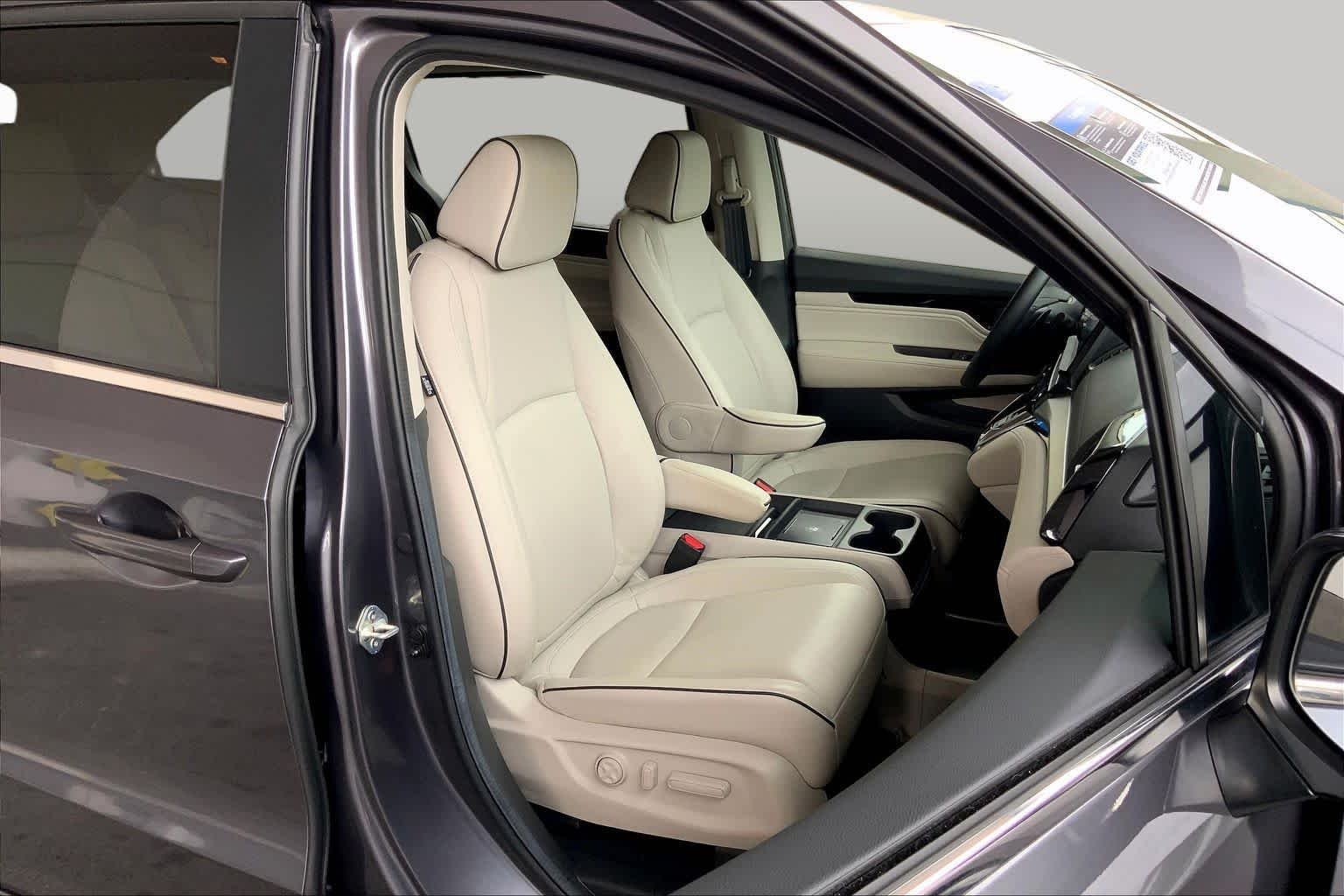 Used 2025 Modern Steel Metallic Honda Touring image 9