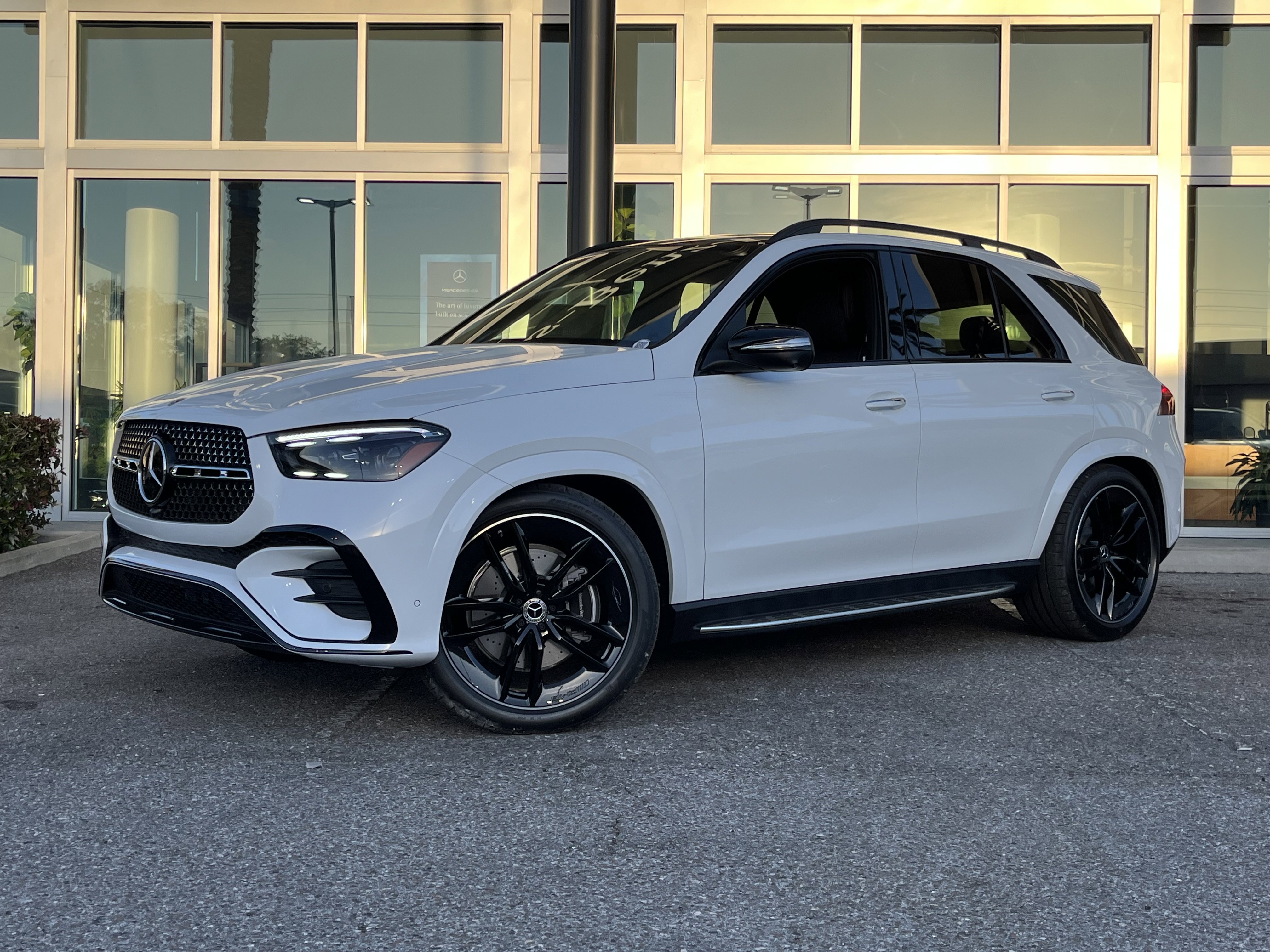 New 2026 MANUFAKTUR Moonlight White Metallic Mercedes-Benz GLE 580 image 2