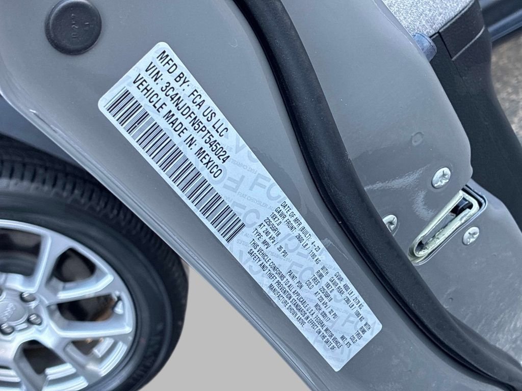 Used 2023 Gray Jeep Latitude Lux image 23