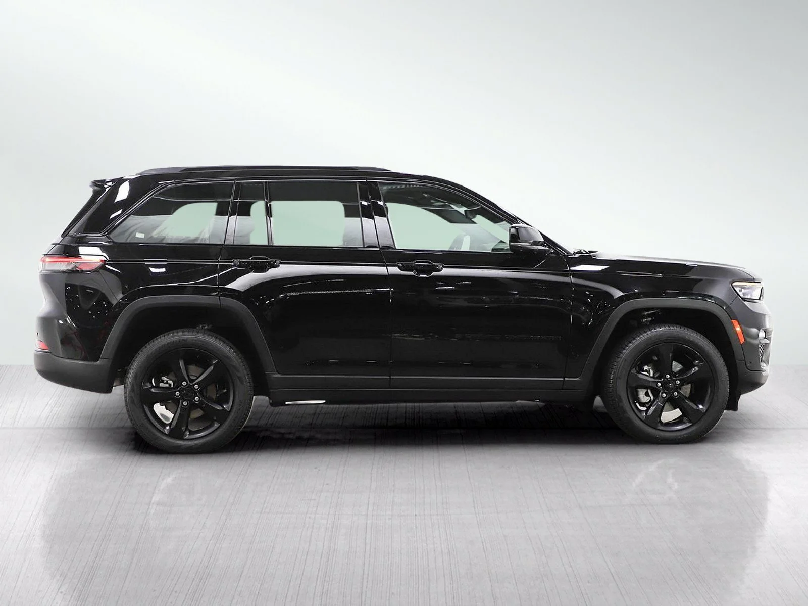 Used 2025 Diamond Black Crystal Pearlcoat Jeep Limited image 6