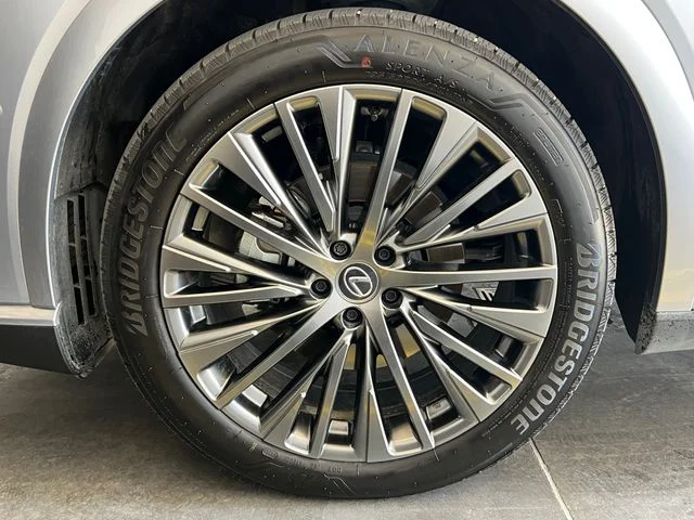 Certified Used 2025 Iridium Lexus 450h+ Luxury image 11