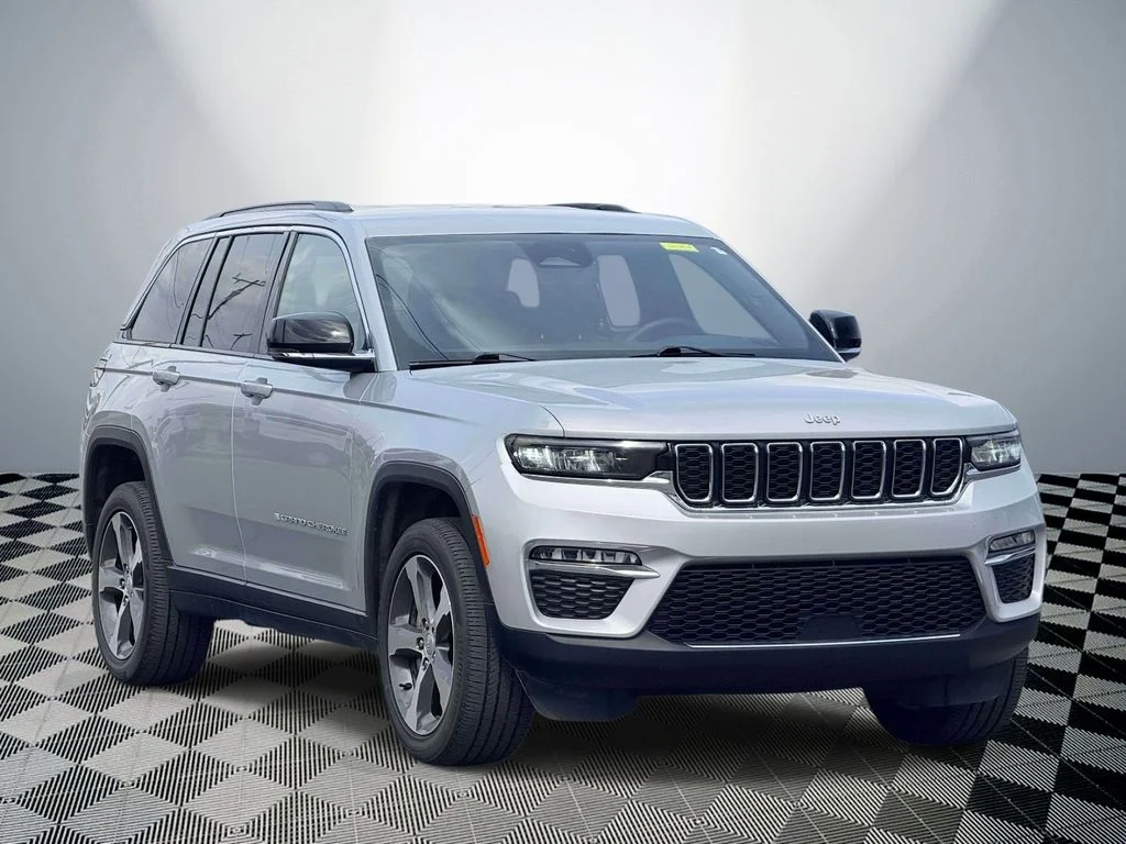 Used 2024 Silver Jeep Limited image 4