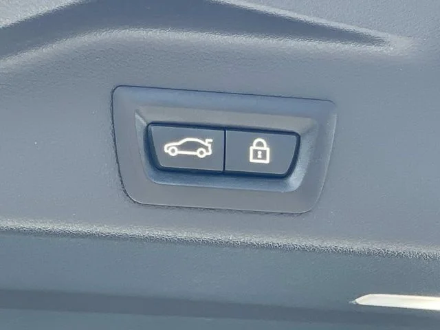 Used 2022 White BMW sDrive40i image 9