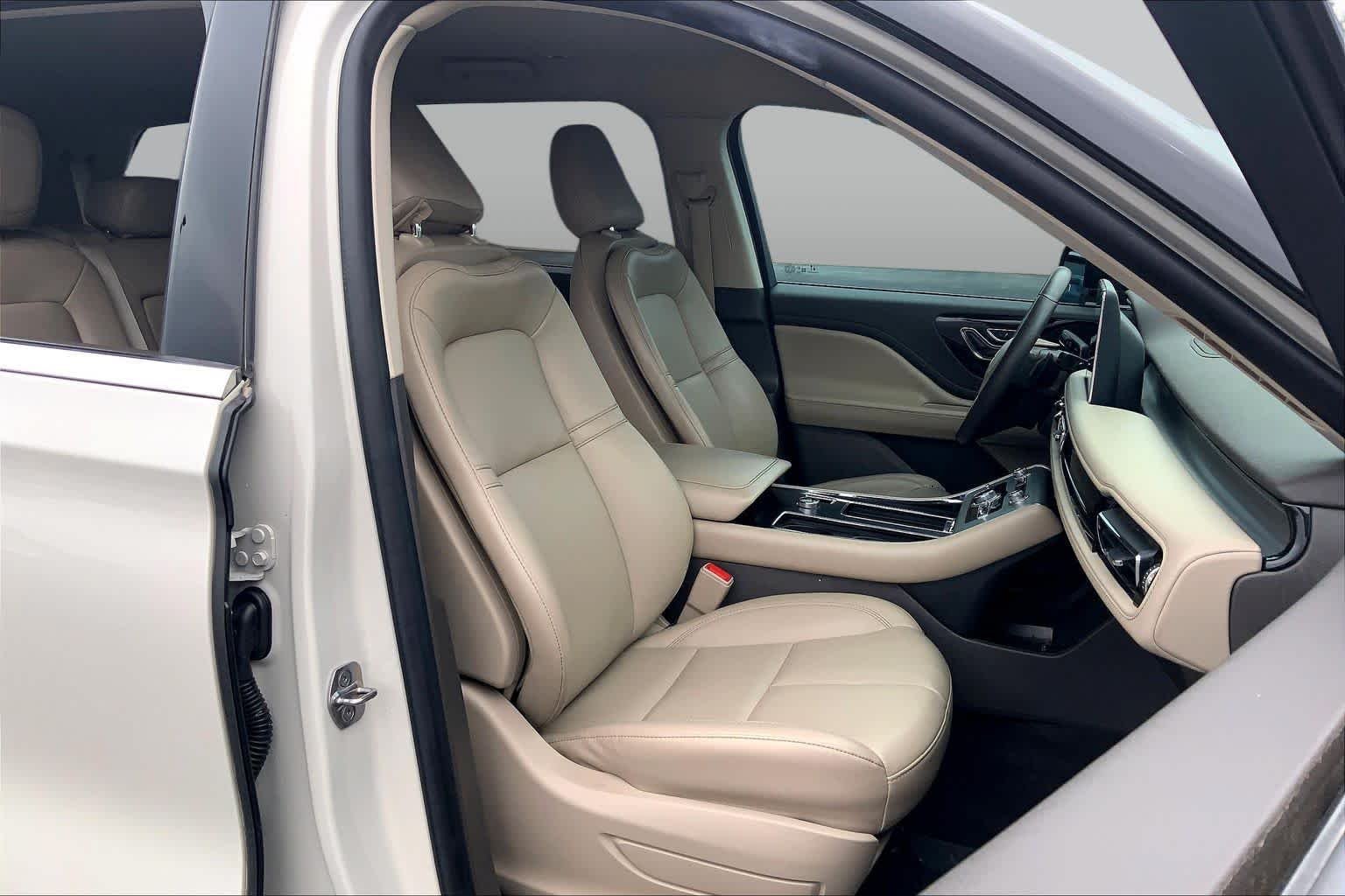 Used 2021 Ceramic Pearl Lincoln Standard image 9