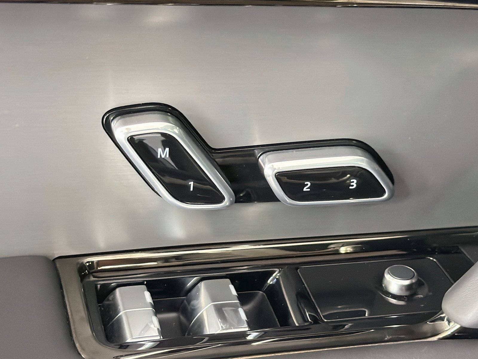 Certified Used 2025 Fuji White Land Rover SE image 24