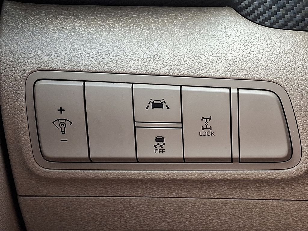 Used 2019 White Hyundai SE image 22