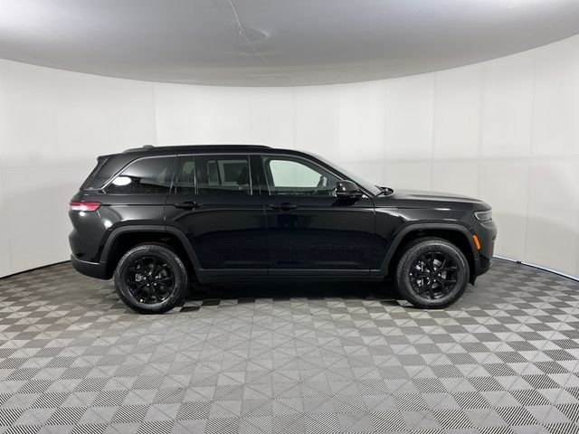 New 2026 Diamond Black Crystal Pearl-Coat Exterior Paint Jeep Altitude image 4