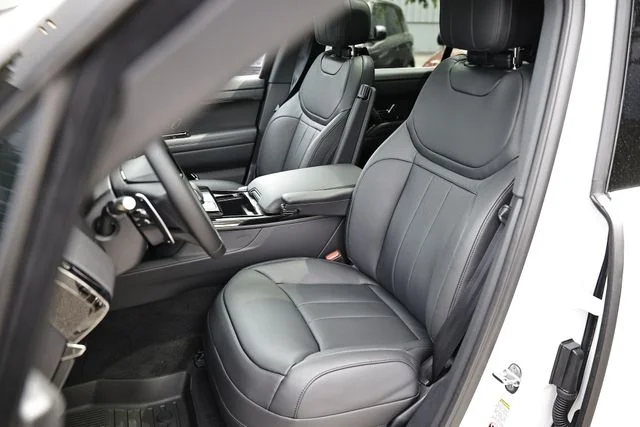 New 2026 Ostuni Pearl White Land Rover Dynamic SE image 24