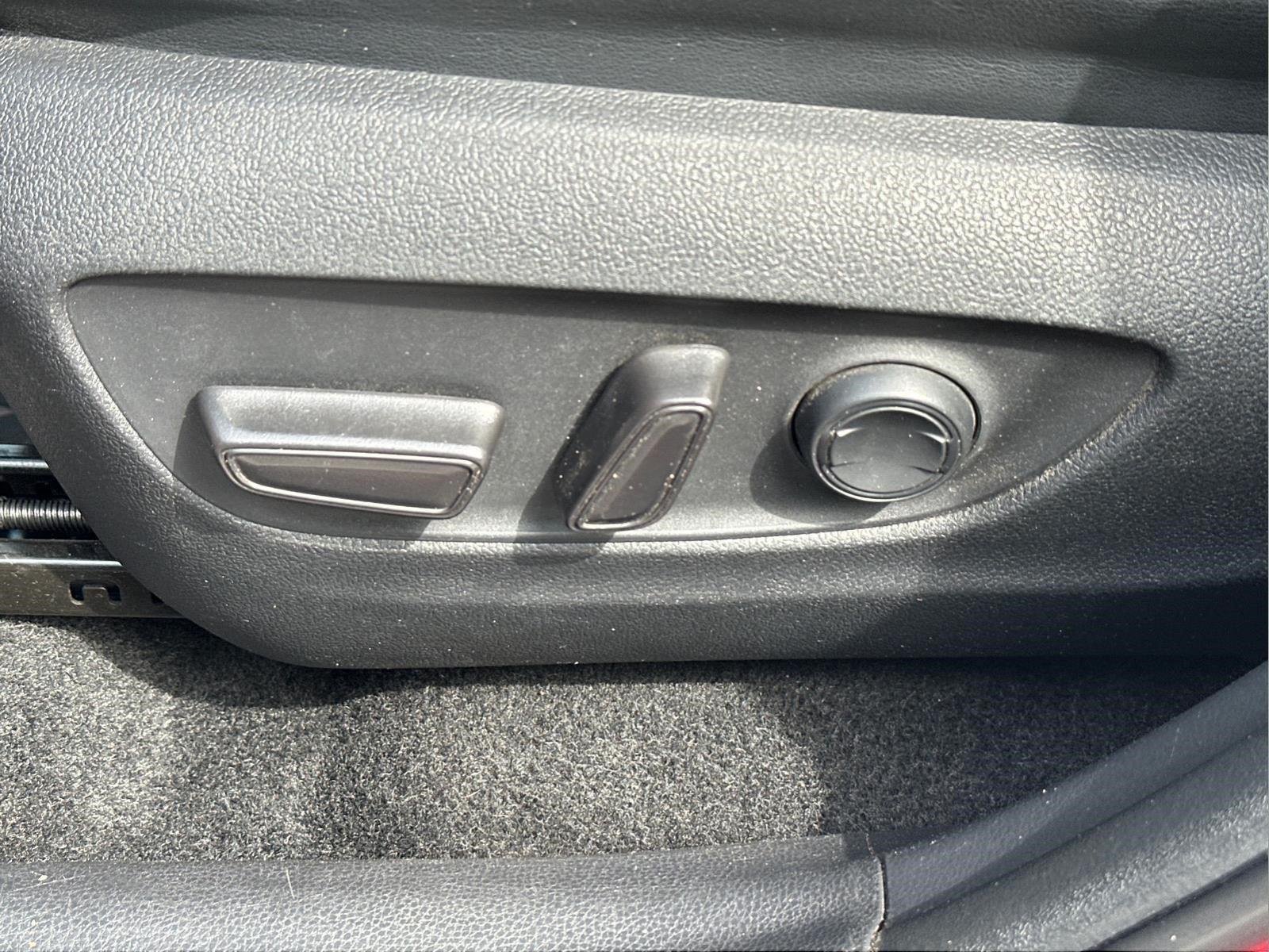 2019 Toyota RAV4 XLE Premium - Photo 19