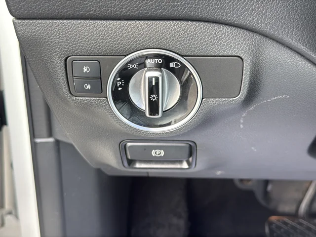 Used 2019 White Mercedes-Benz GLA 250 image 29