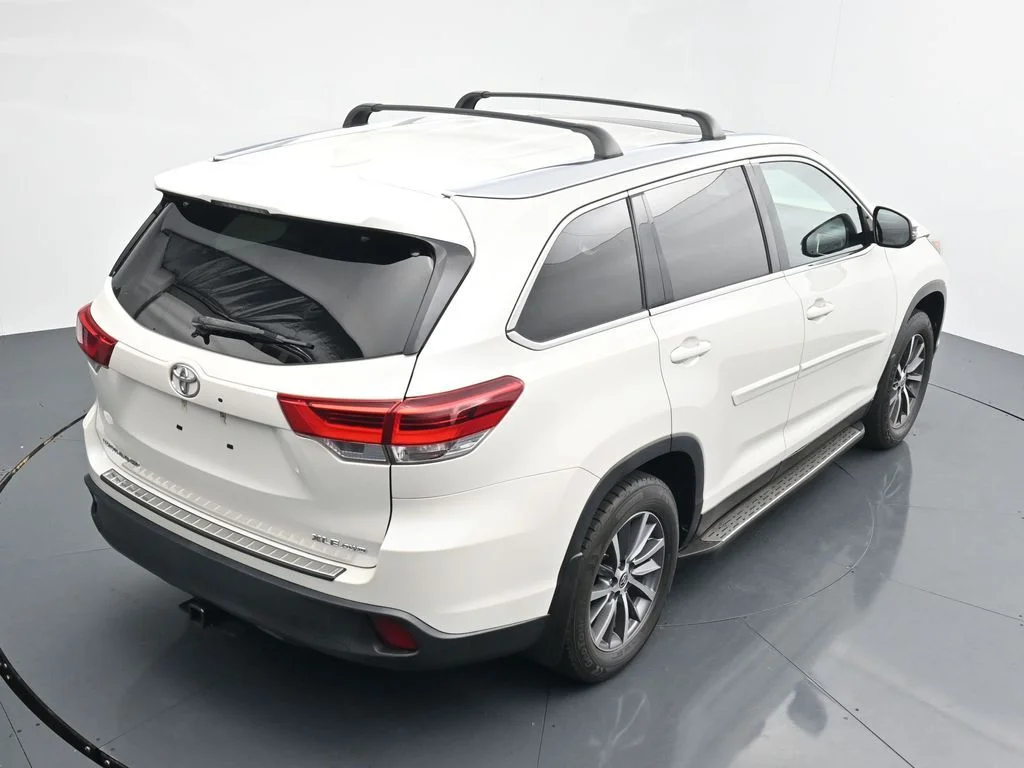 Used 2019 White Toyota XLE image 27