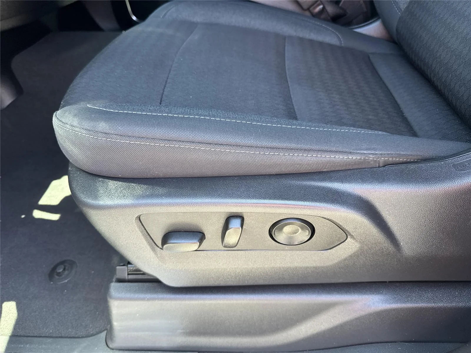 Used 2025 Summit White Chevrolet LT image 12
