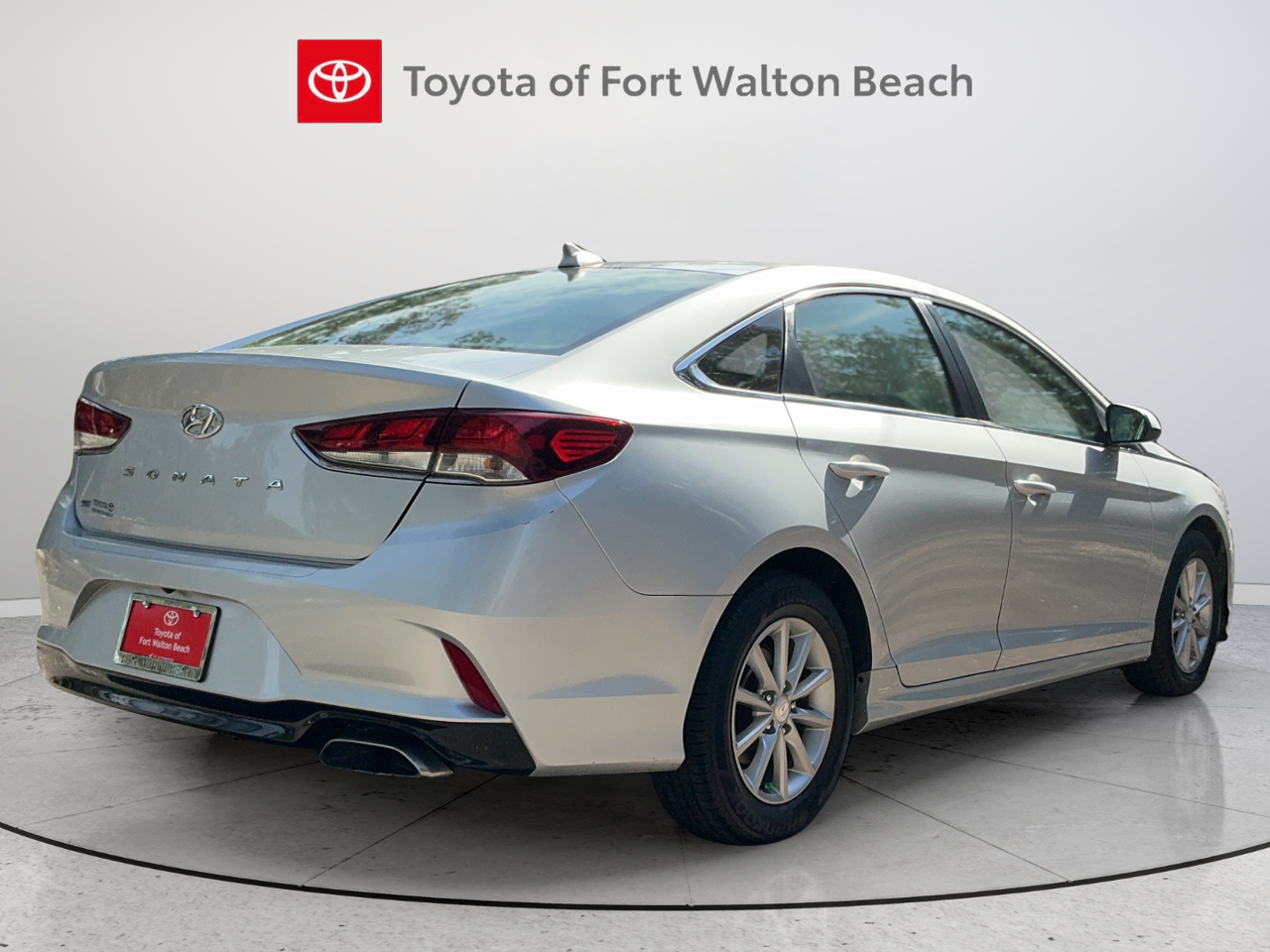 Used 2018 Silver Hyundai SE image 6